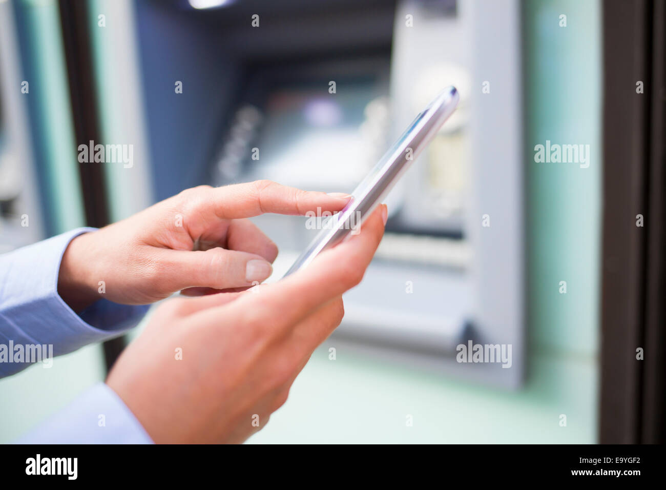 Attività app per adulti sfondo atm bank bank account business bancario Contanti cella caucasico closeup commerciale consultare collegamento Foto Stock