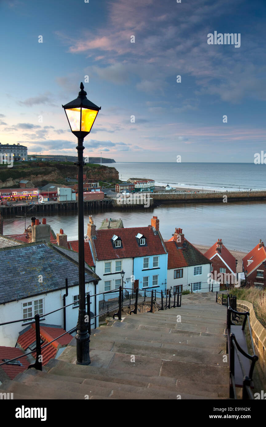 Il porto e il fiume Esk visto dal 199 passi a Whitby, sulla costa dello Yorkshire. Foto Stock