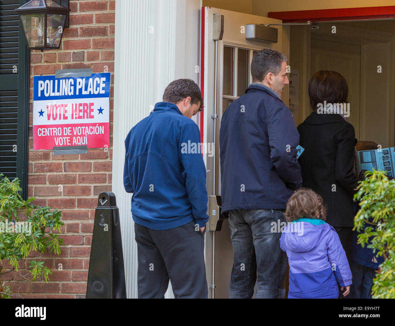 Arlington, Virginia, Stati Uniti d'America. 4 Novembre, 2014. Persone che entrano nel luogo di polling per il voto del 4 novembre 2014. Il villaggio di Lione centro comunitario, Precinct 16. Credito: Rob Crandall/Alamy Live News Foto Stock