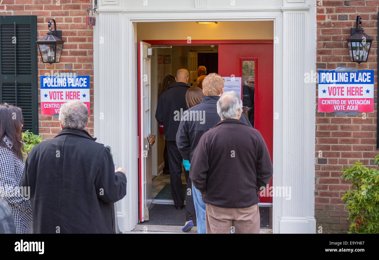 Arlington, Virginia, Stati Uniti d'America. 4 Novembre, 2014. La gente in attesa di entrare in luogo di polling per il voto del 4 novembre 2014. Il villaggio di Lione centro comunitario, Precinct 16. Credito: Rob Crandall/Alamy Live News Foto Stock