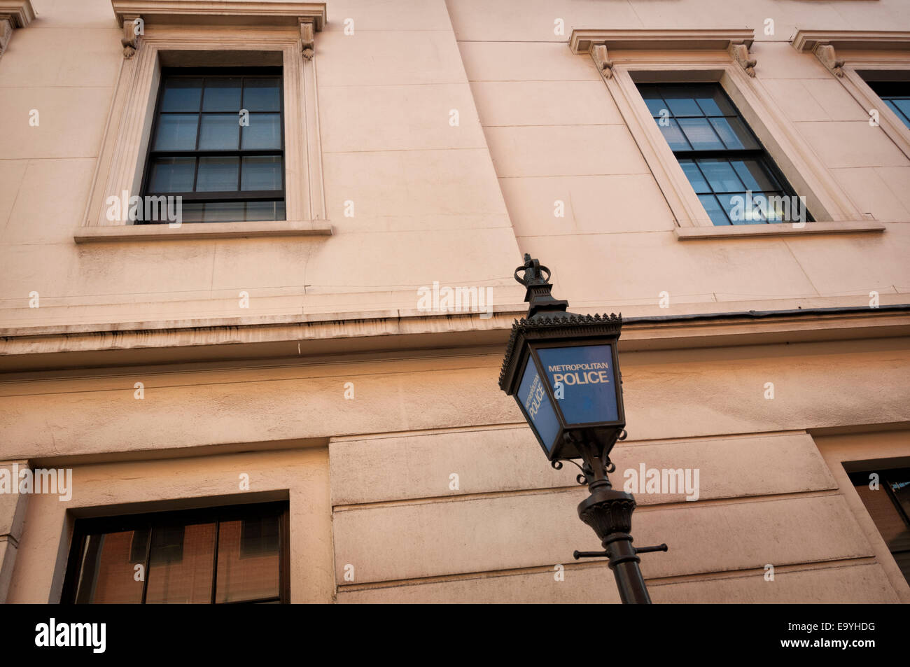 La Metropolitan Police lampada al di fuori di una stazione di polizia a Londra in Covent Garden area. Foto Stock