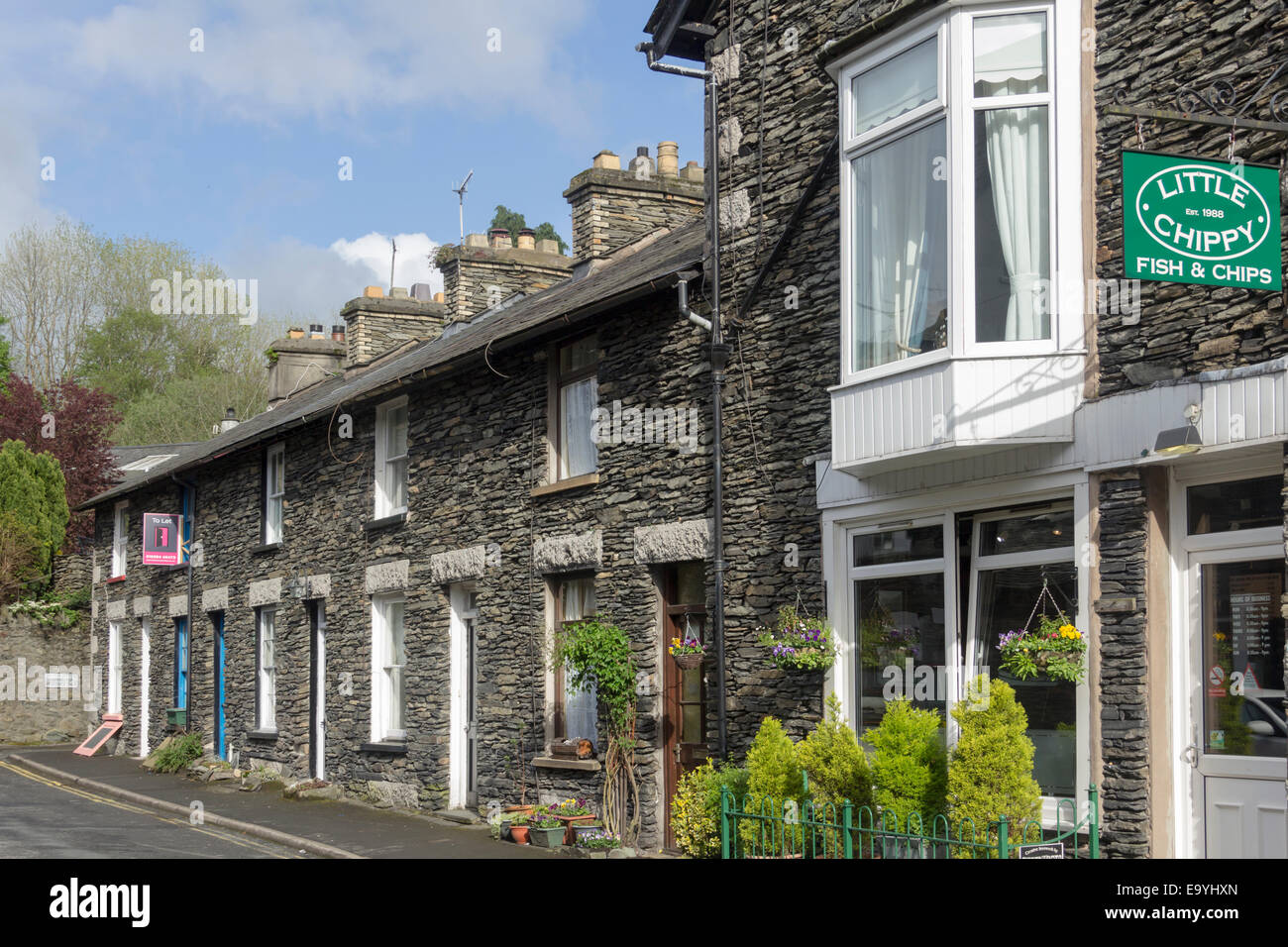 Lakeland casette a schiera in Windermere, con il piccolo Chippy, un inglese tradizionale con il pesce e il chip shop sulla strada di faggio, Windermere, Cumbria, Foto Stock