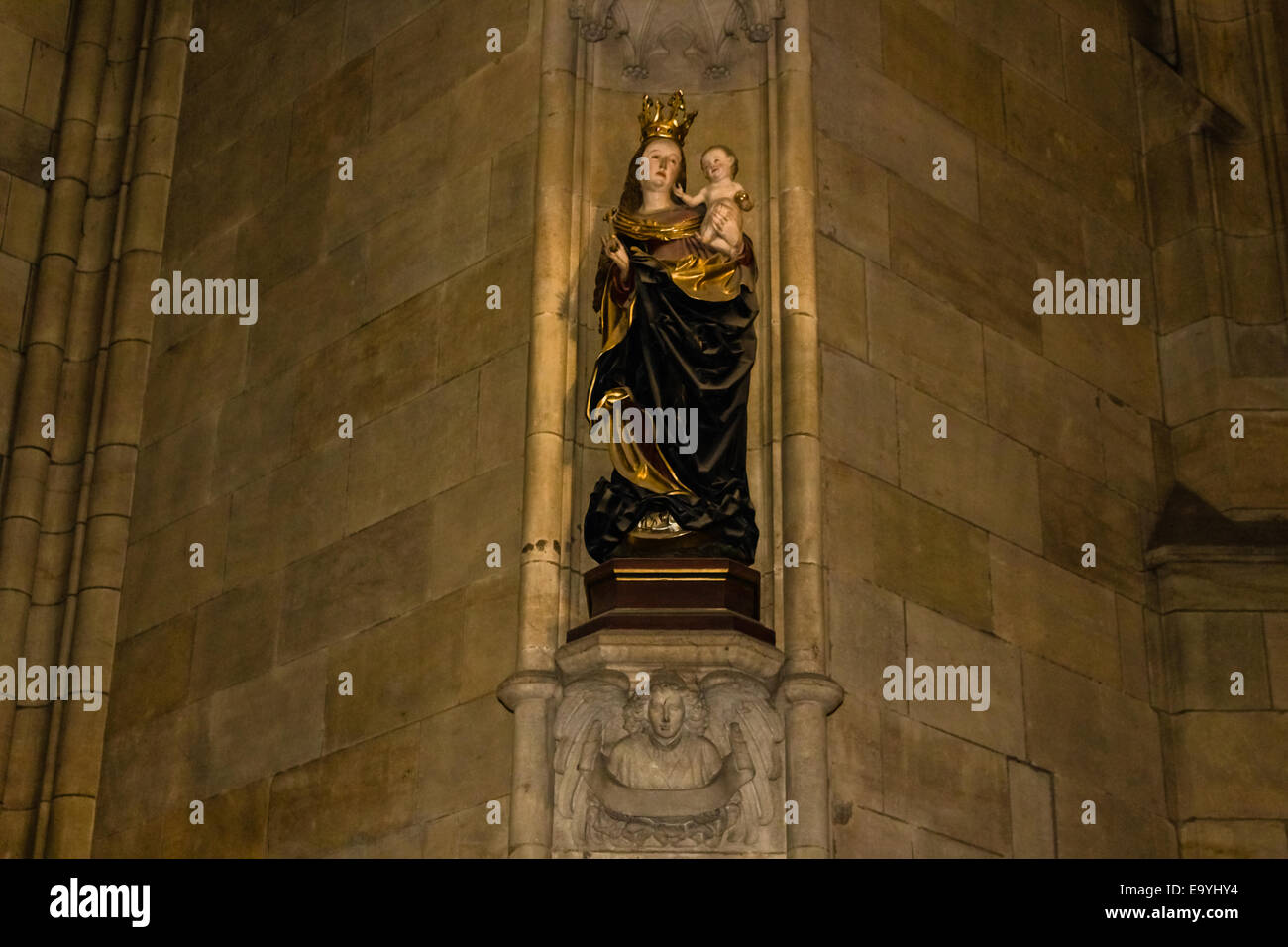 Statua di Gesù Cristo e della Beata Vergine Maria all'interno del San Vito Basilica a Praga Foto Stock