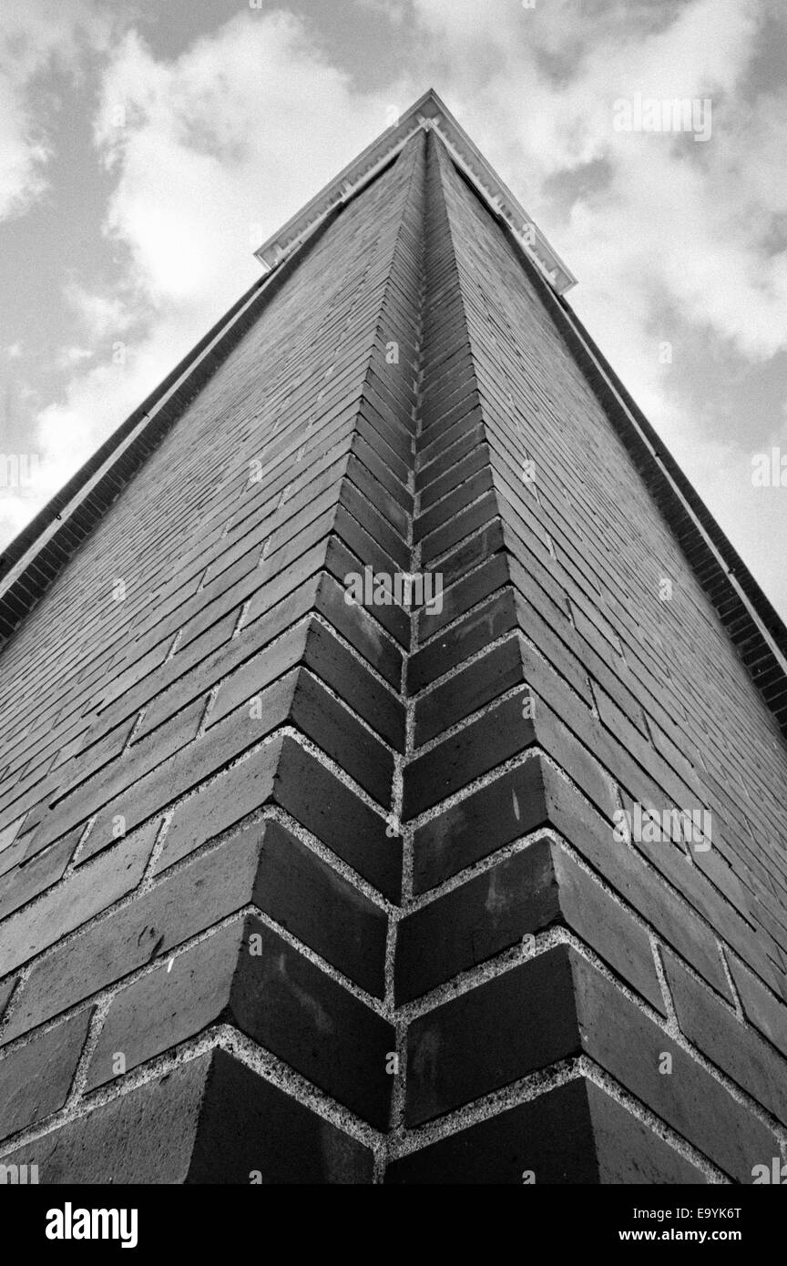 Edificio alto e di raggiungere il cielo. Foto Stock