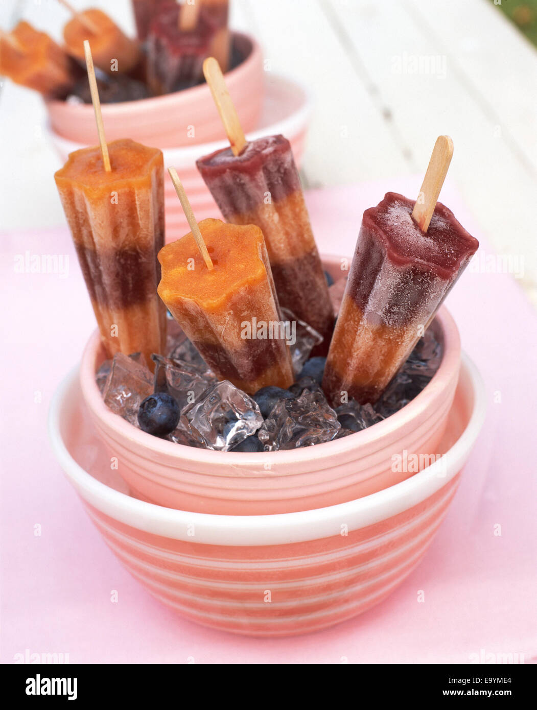 Mirtillo e arancione pop di ghiaccio Foto Stock