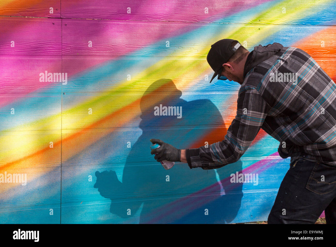 Detroit, Michigan - artista di strada a lavorare come un blocco club sviluppa vacante in lotti in un parco di quartiere. Foto Stock