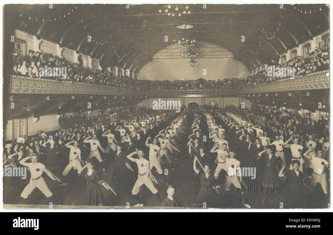 Albert Hall, Launceston. Unione Jack Palestra display. S Spurling foto (1910) Albert Hall, Launceston Unione Jack Palestra display S Spurling photo 14179788892 o Foto Stock