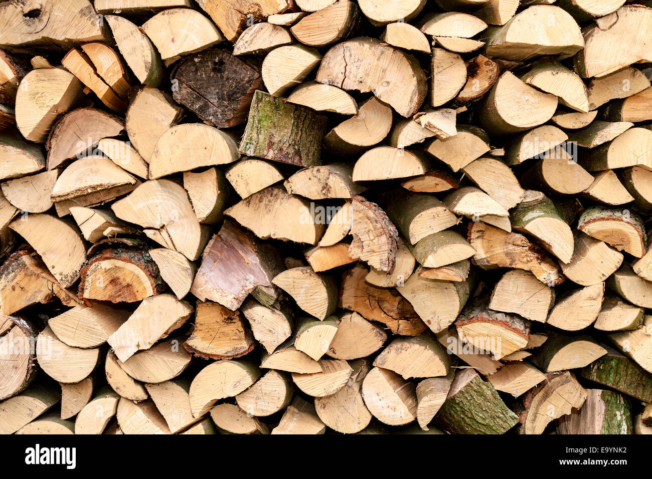 Sfondo di legna da ardere Logs impilate in su sulla parte superiore di ogni altro per formare una parete Foto Stock