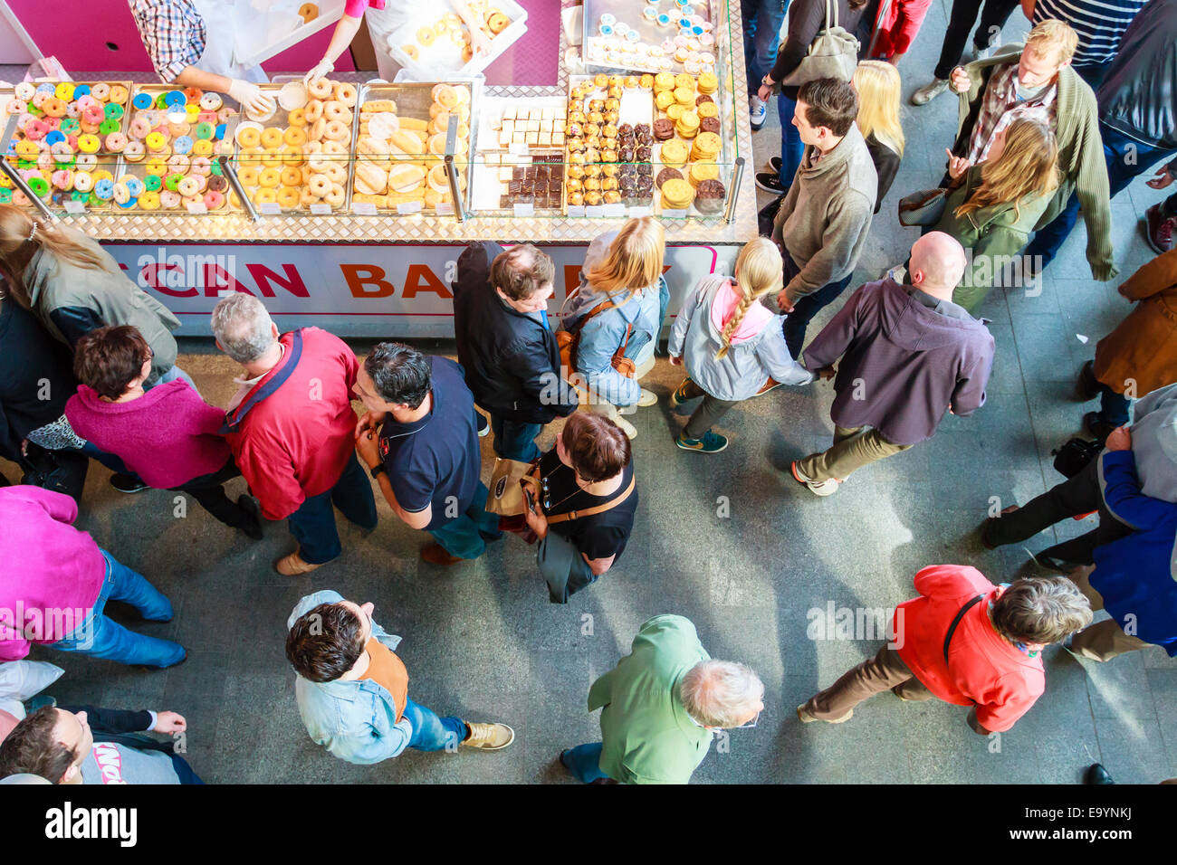 Guardando verso il basso su people shopping nella nuova apertura Markthal. Foto Stock