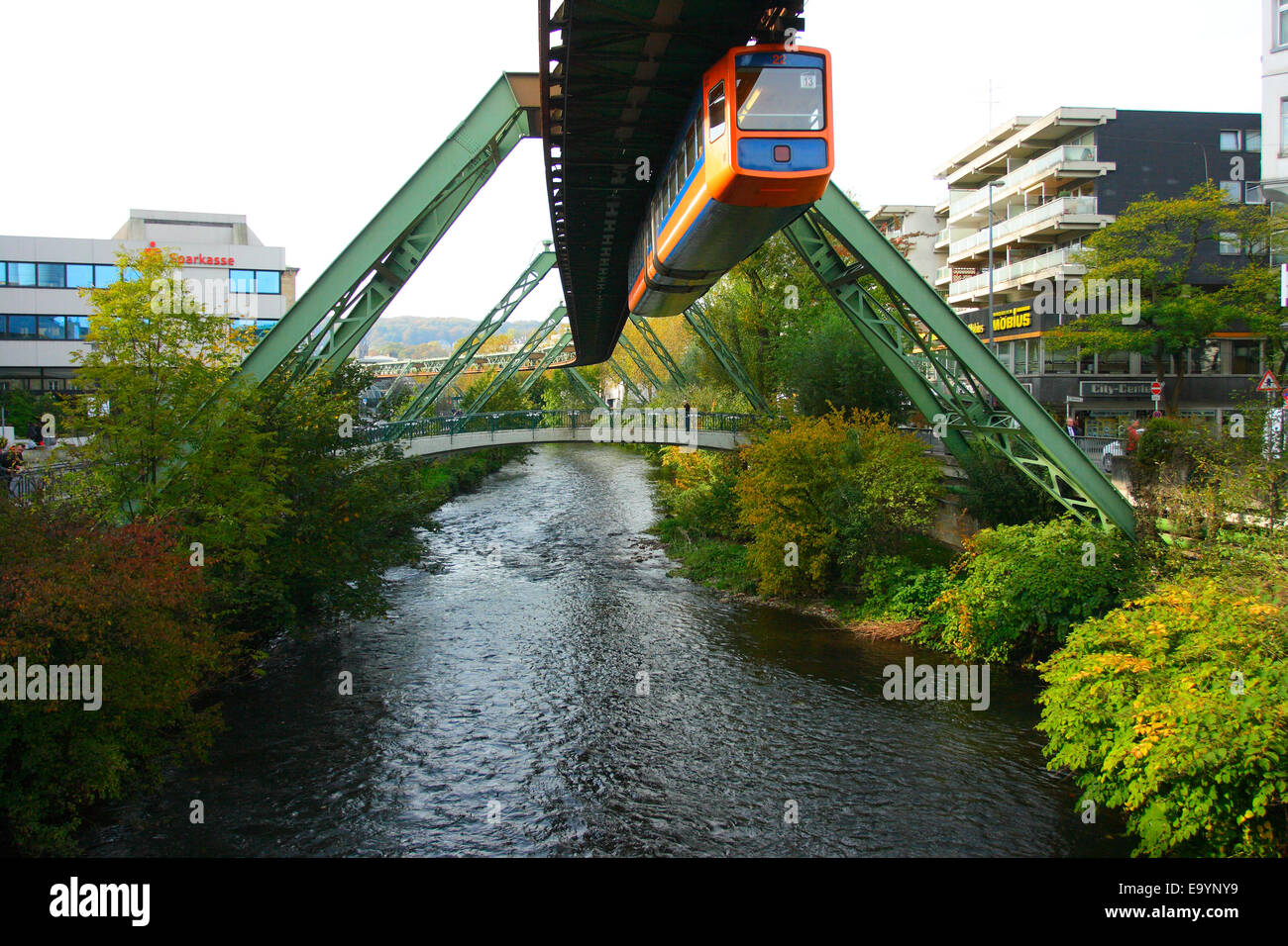 Schwebebahn. Ferroviaria di sospensione. Wuppertal. La Renania settentrionale-Vestfalia. Germania Foto Stock