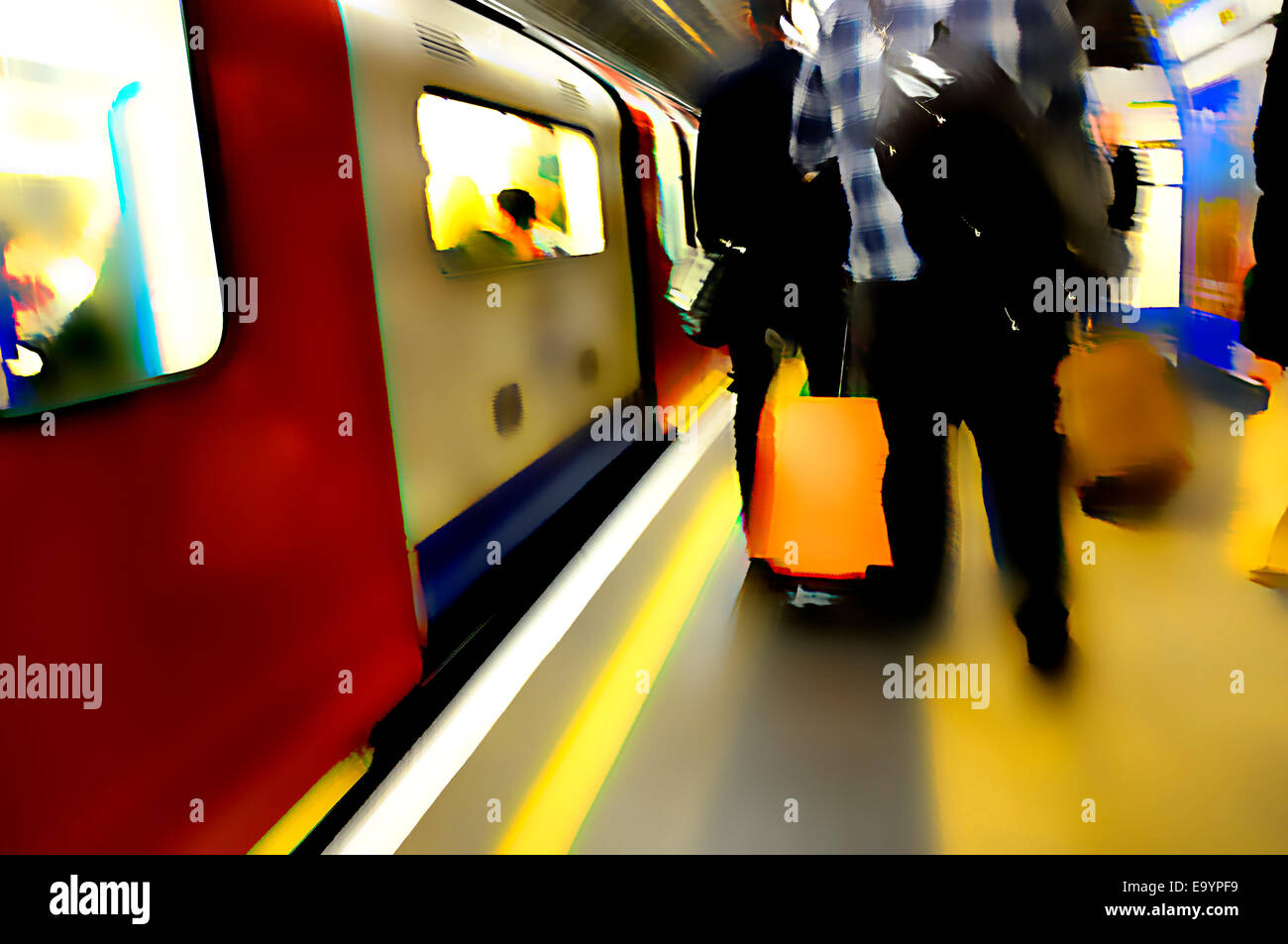 Londra, Inghilterra, Regno Unito. La metropolitana di Londra la stazione della metropolitana di piattaforma e treno Foto Stock