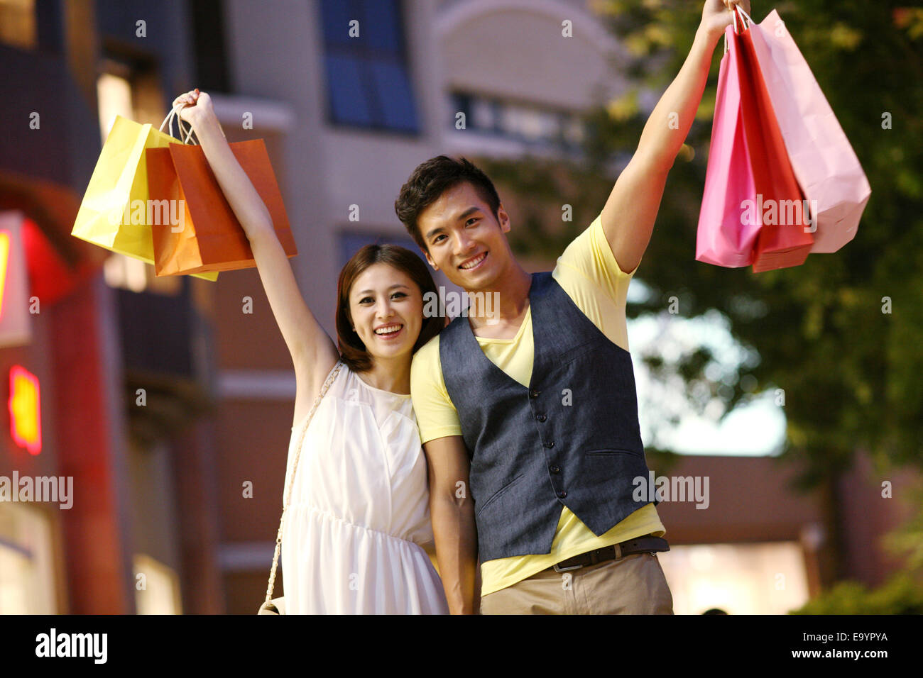 Coppia giovane shopping Foto Stock