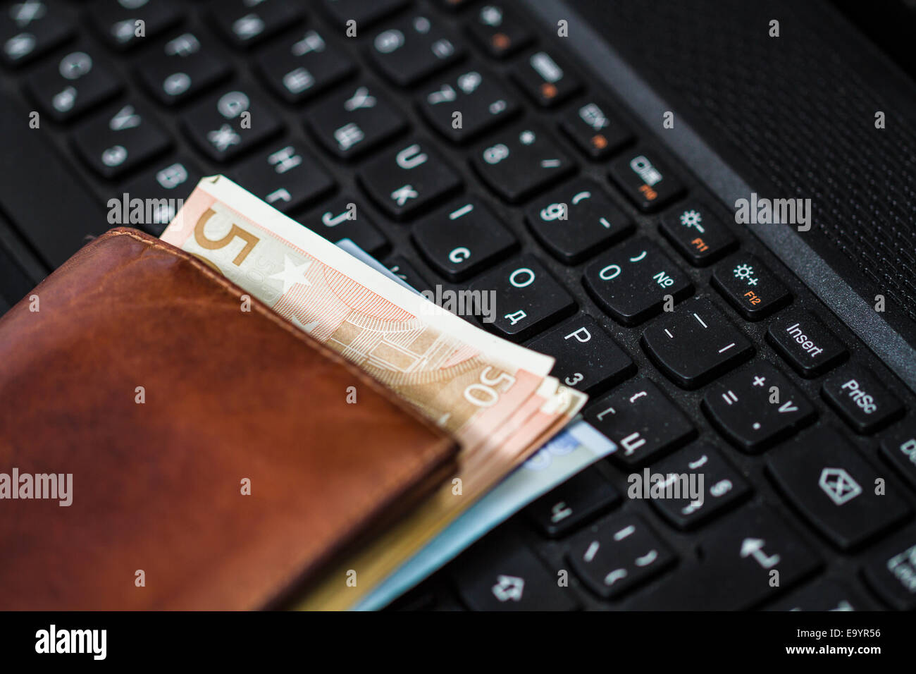 Portafoglio e soldi sulla tastiera. Online banking. Foto Stock