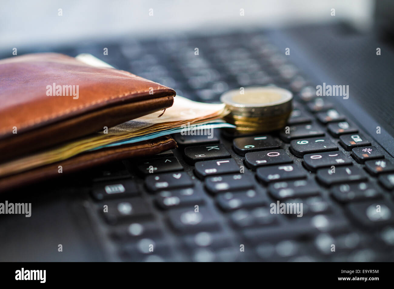 Portafoglio e soldi sulla tastiera. Online banking. Foto Stock