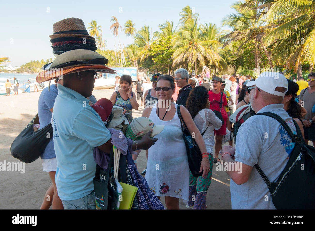 Dominikanische Republik, Osteno, Bayahibe, Touristen am Strand, Foto Stock
