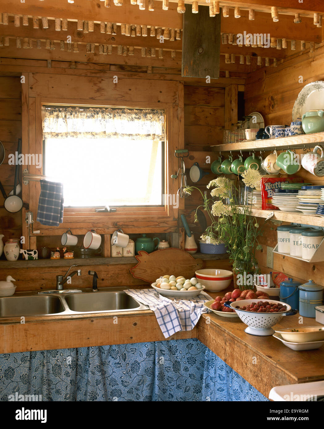 Paese di legno cucina con uova e frutta Foto Stock