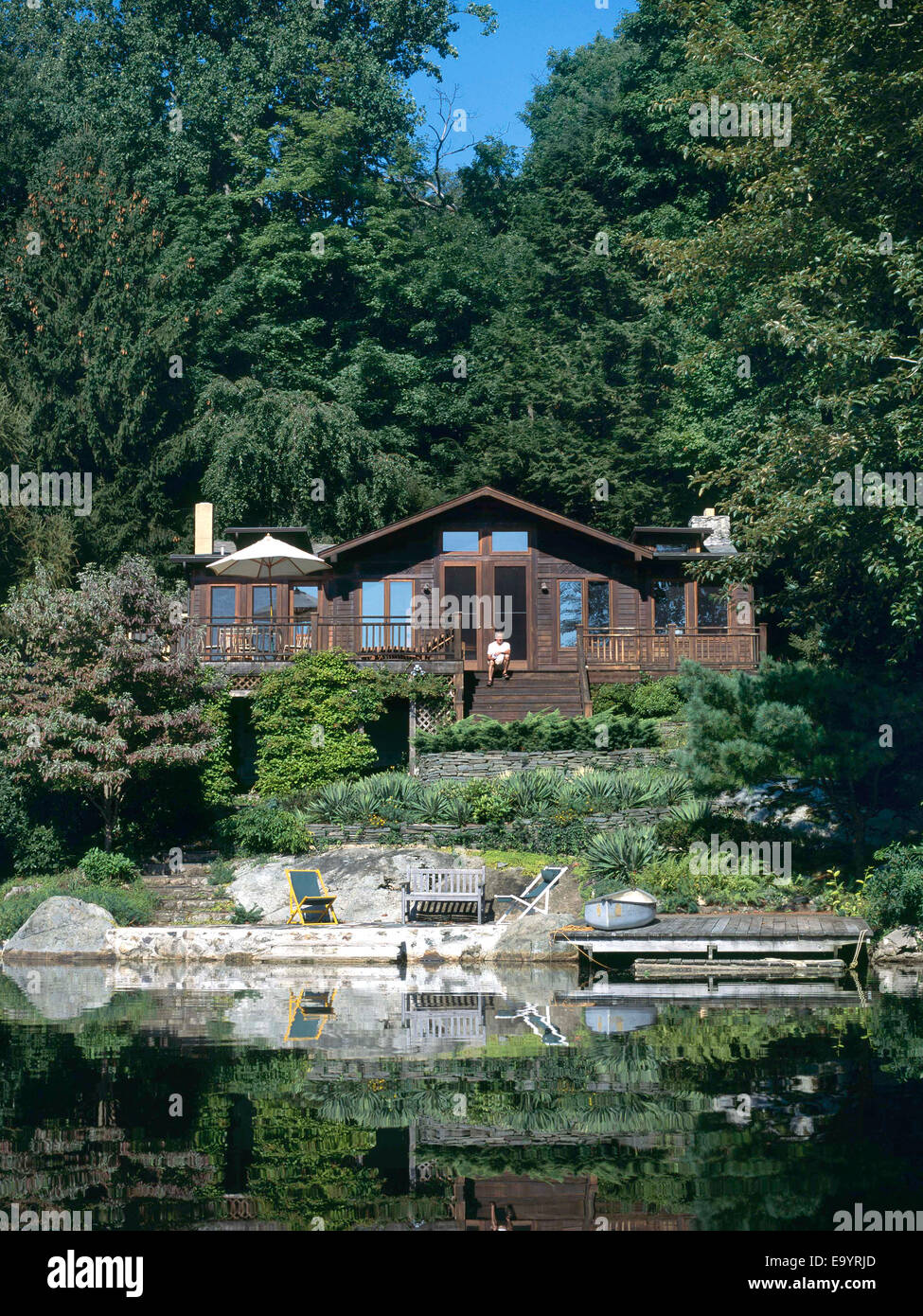 Casa sulla collina dal lago in estate Foto Stock