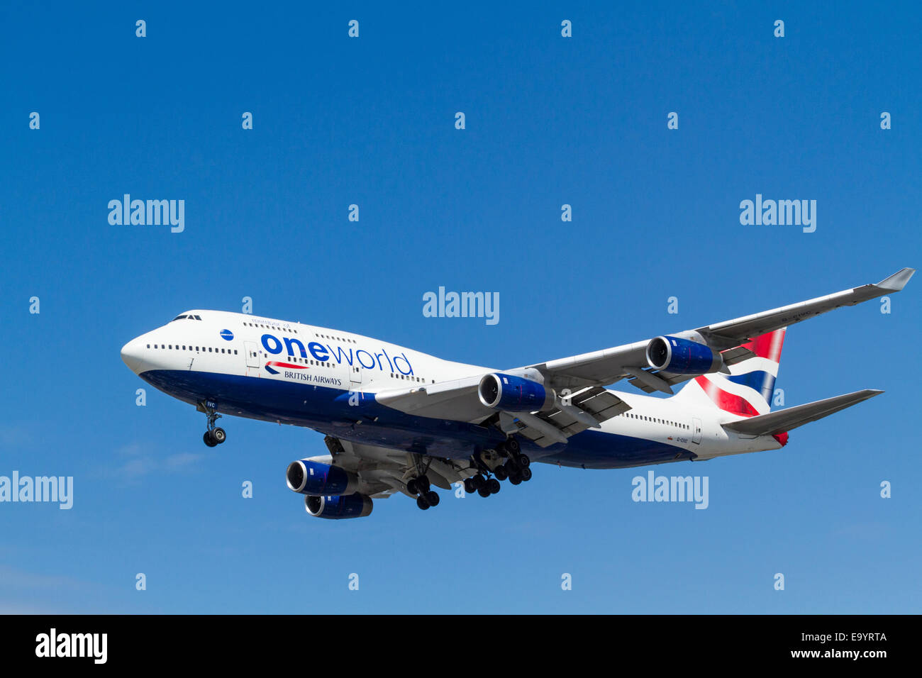 BA jumbo jet. British Airways Boeing 747 piano, G-CIVC, per il suo approccio per l'atterraggio all'Aeroporto di Londra Heathrow, England, Regno Unito Foto Stock