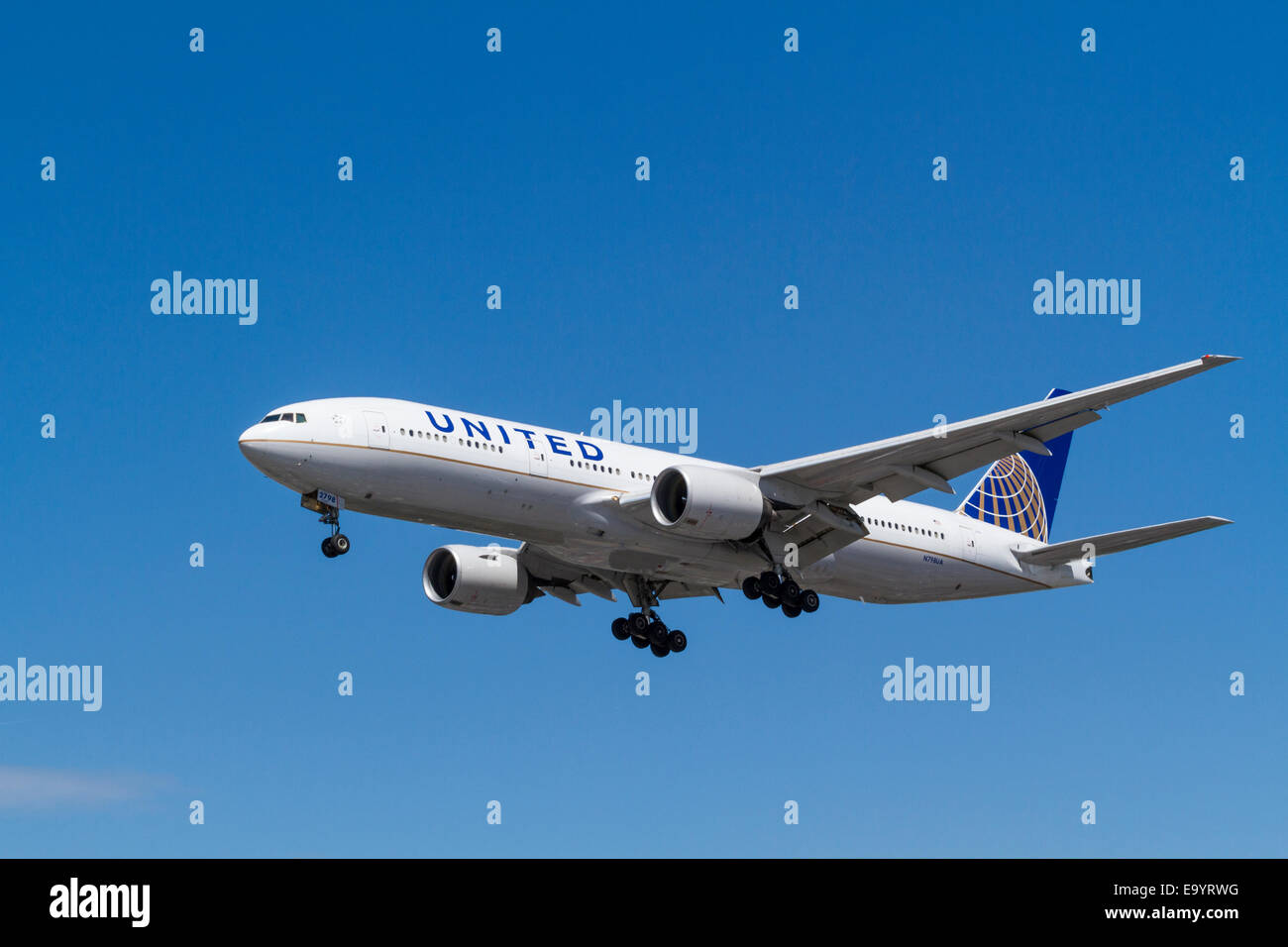 United Airways Boeing 777 piano, N798UA, per il suo approccio per l'atterraggio all'Aeroporto di Londra Heathrow, England, Regno Unito Foto Stock