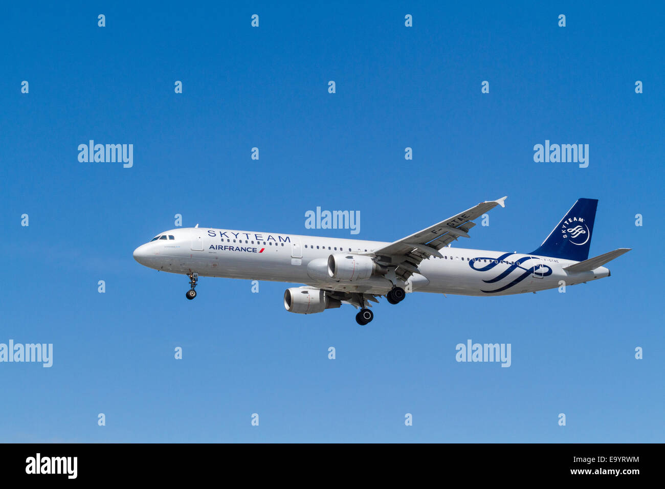 Air France Airbus A321 piano, F-GTAE, per il suo approccio per l'atterraggio all'Aeroporto di Londra Heathrow, England, Regno Unito Foto Stock