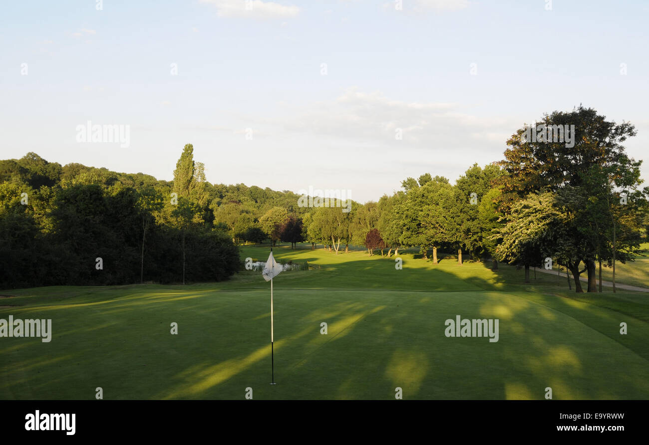 Vista sul verde e bandiera a fairway del diciottesimo foro Oriente Corso Sundridge Park Golf Club Bromley Kent England Foto Stock