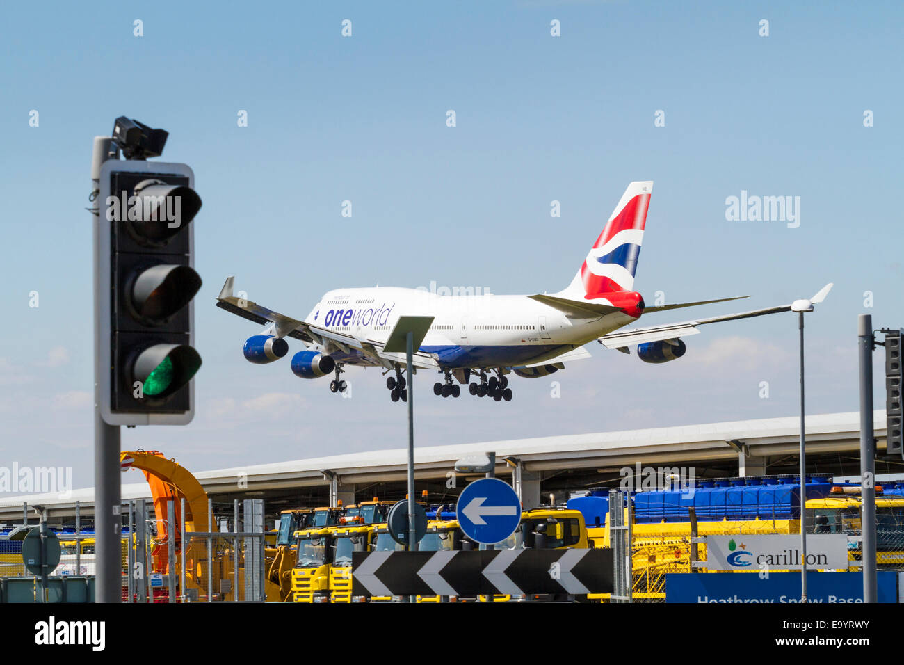 British Airways Boeing 747-436, BA jumbo jet, G-CIVD, per il suo approccio per l'atterraggio all'Aeroporto di Londra Heathrow, England, Regno Unito Foto Stock
