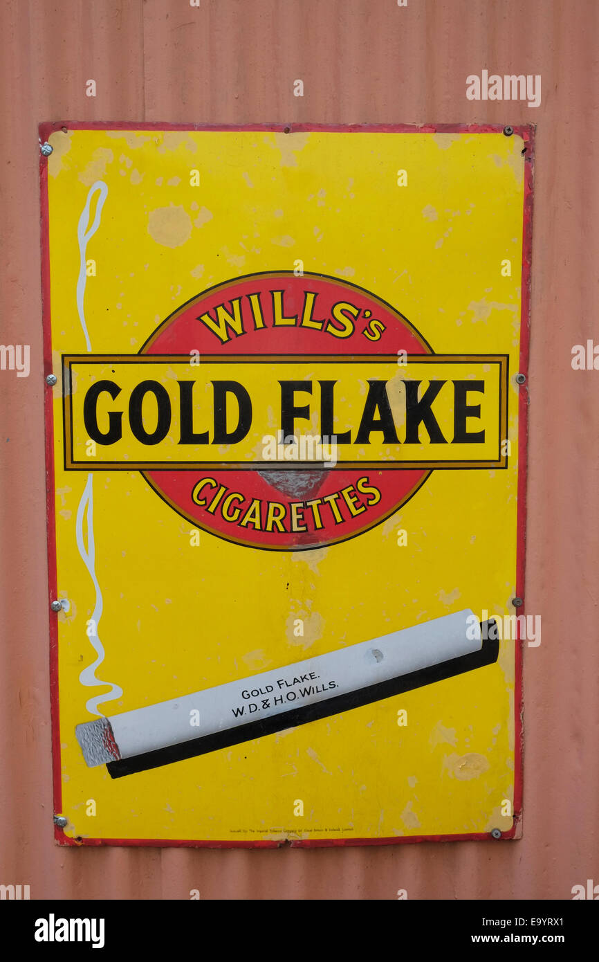 Un vecchio smalto pubblicità segno vuole 'Oro fiocchi" sigarette. Foto Stock