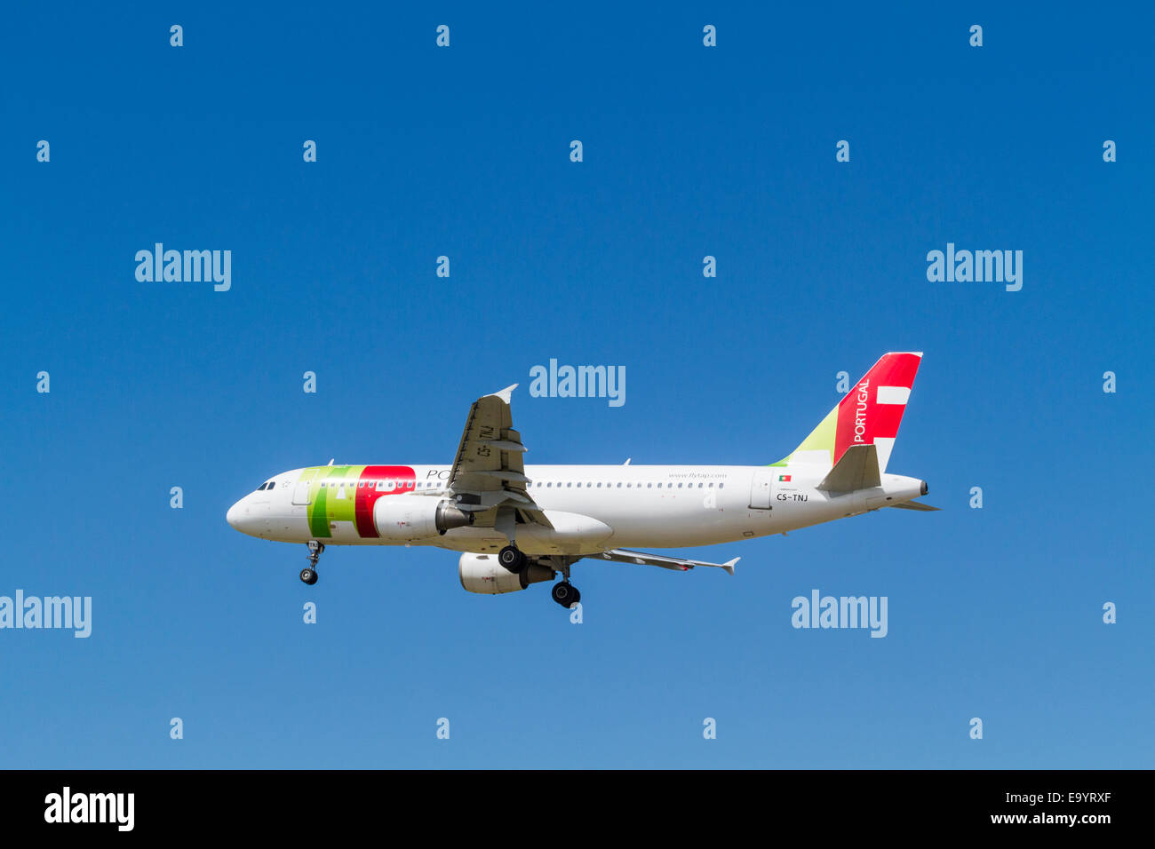 Aria Portogallo Airbus A320 piano, CS-TNJ, denominato Florbela Espanca, per il suo approccio per l'atterraggio all'Aeroporto di Londra Heathrow, England, Regno Unito Foto Stock