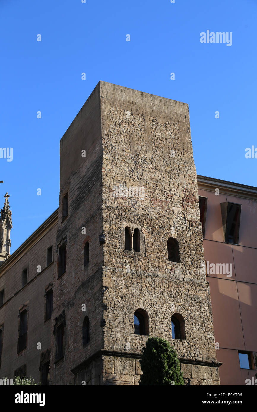 Spagna. La Catalogna. Barcellona. Torre quadrata dal secondo muro di cinta romano. 3a-4a secolo D.C. Foto Stock