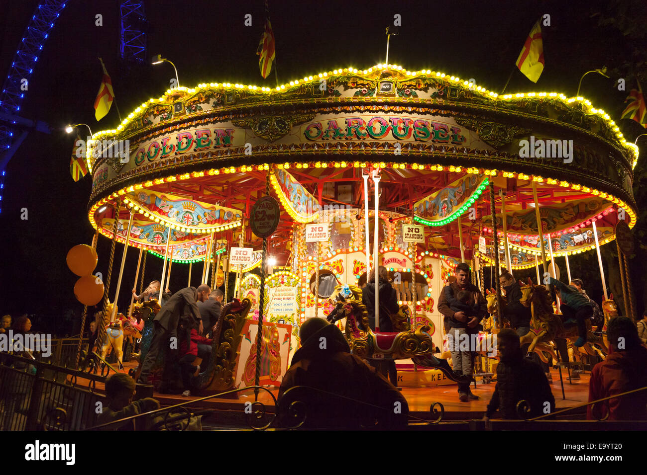 Merry-go-round sul lungofiume dopo il buio, South Bank di Londra Foto Stock