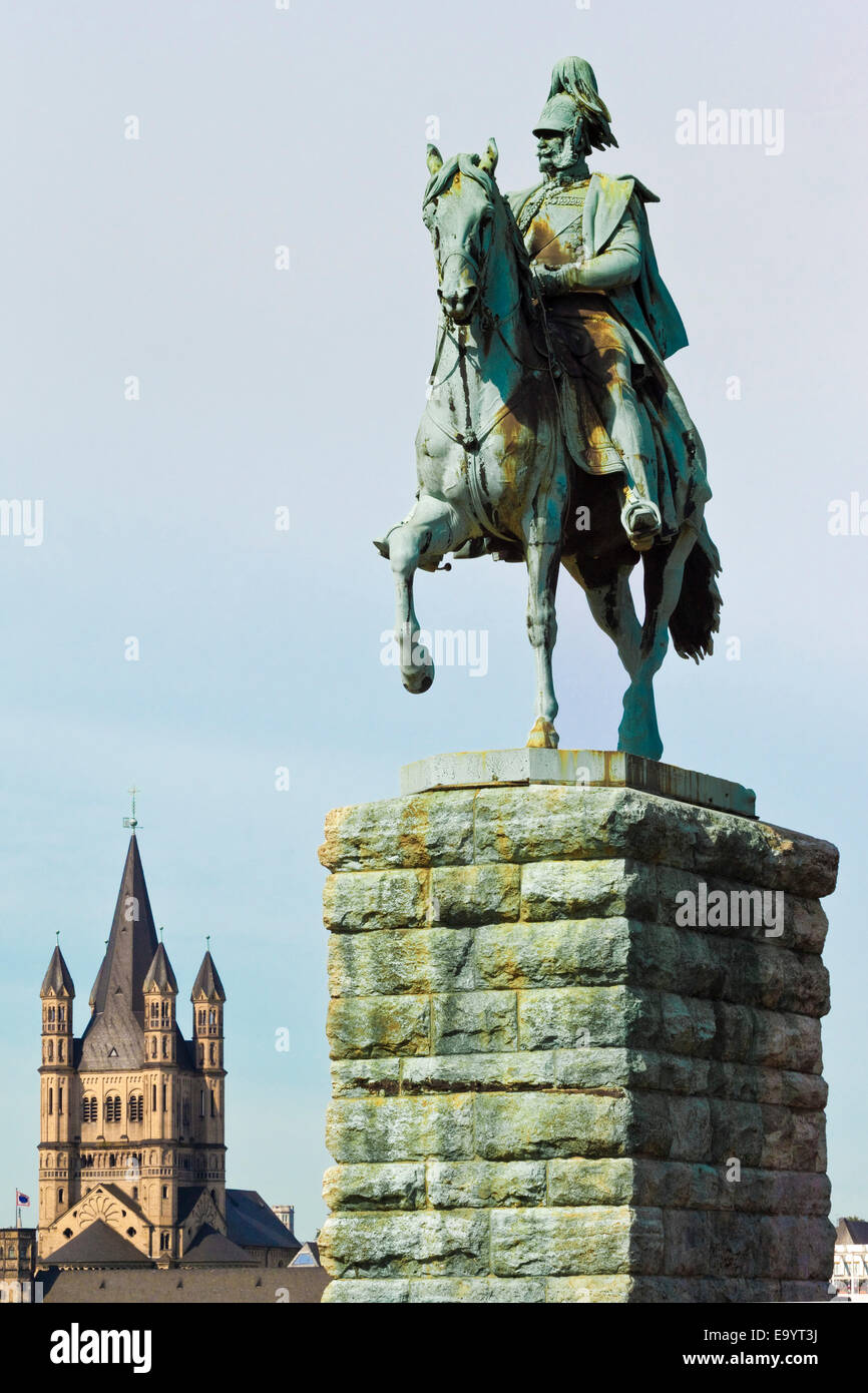 Statua di kaiser Guglielmo 1 a cavallo con la grande chiesa di San Martino (lordo Sankt Martin) al di là; Colonia, Germania Foto Stock