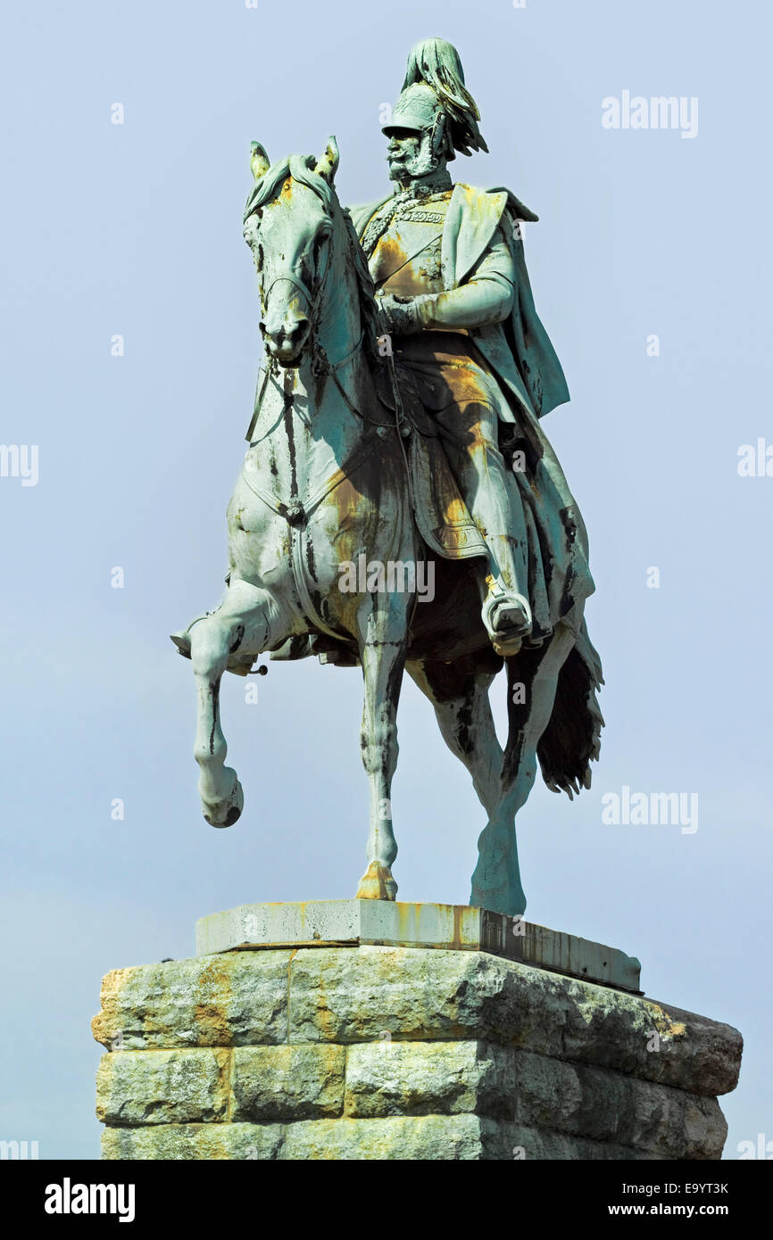 Statua di kaiser Guglielmo 1 sul cavallo, visto dal ponte di Hohenzollern; Colonia, nella Renania settentrionale-Vestfalia, Germania Foto Stock