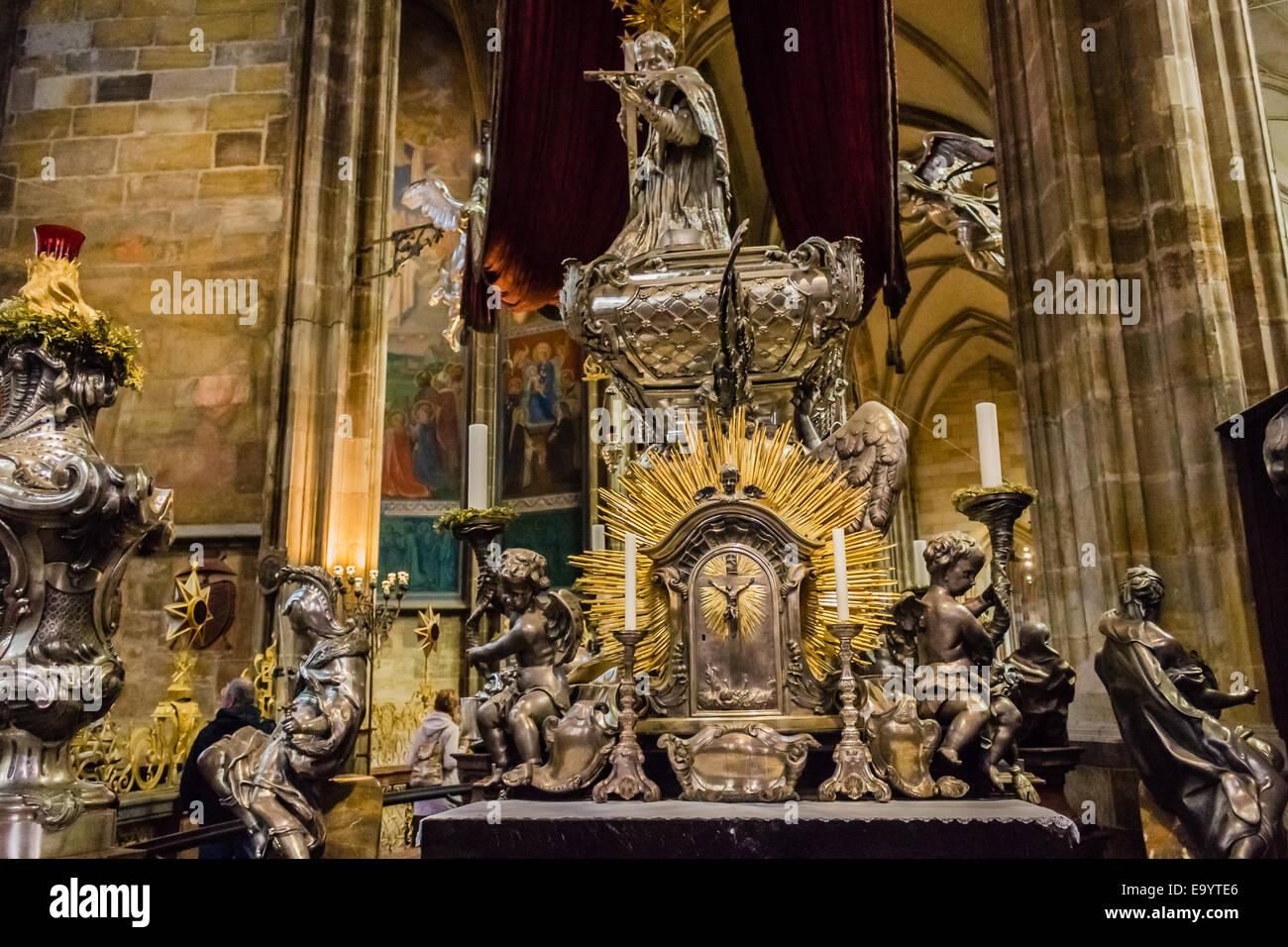 Altare dorato con statue e oggetti di cattolica e i simboli all'interno della Cattedrale di San Vito a Praga Foto Stock