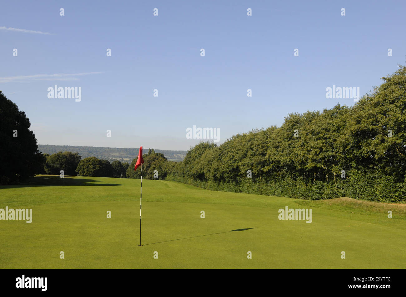 Vista del xv verde e la North Downs Wrotham Heath Golf Club Sevenoaks Kent England Foto Stock