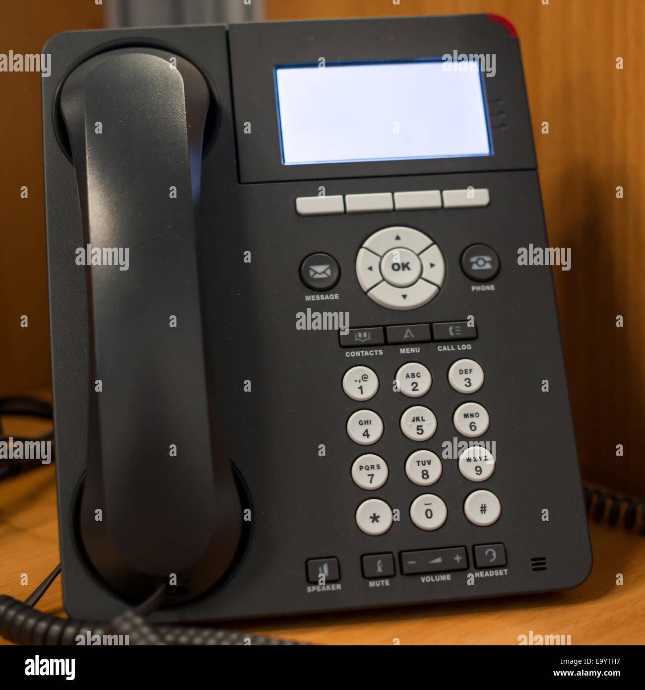 Un telefono in ufficio con pulsanti di composizione Foto Stock