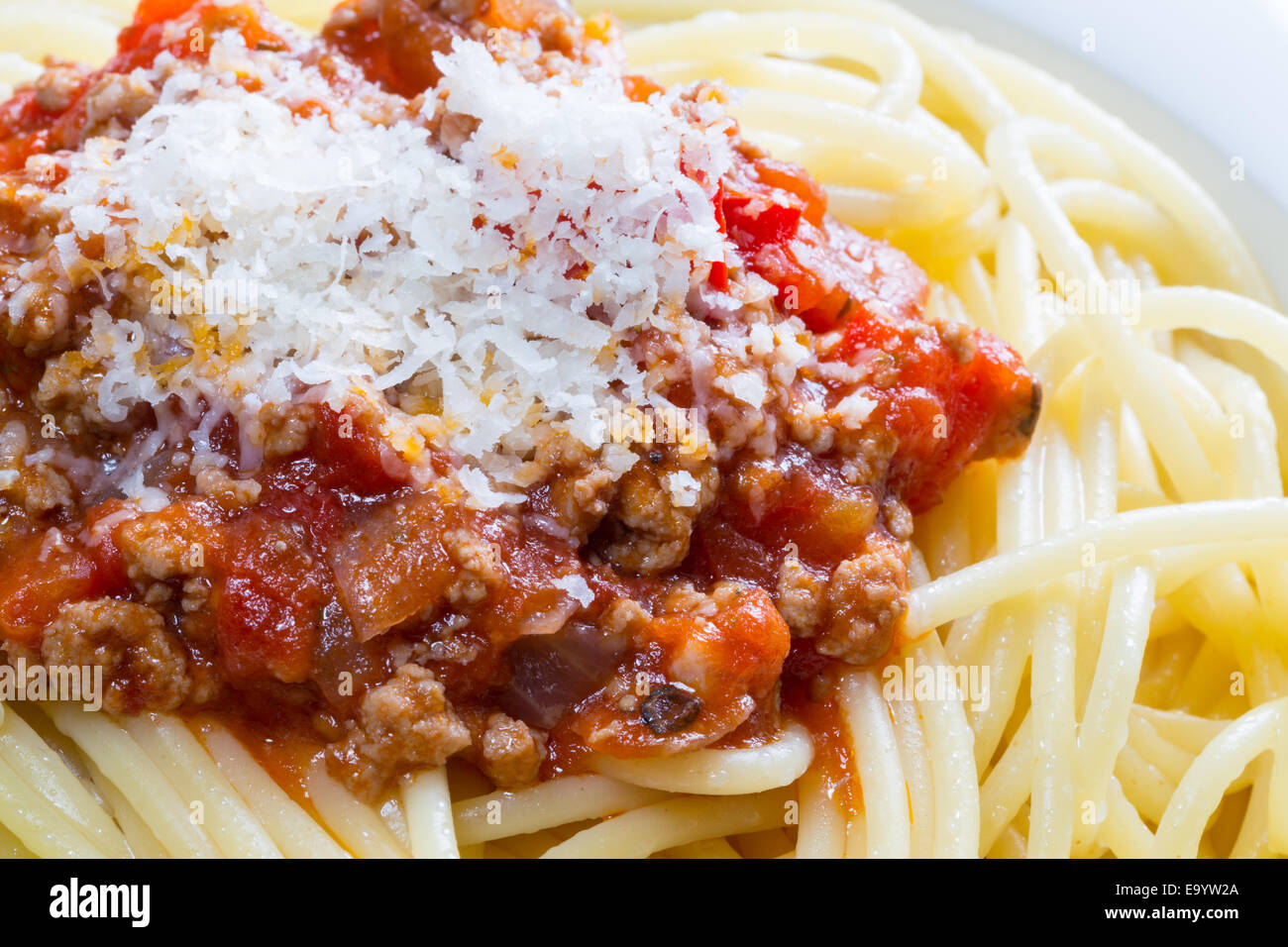 Spaghetti al Ragù di parmigiano e basilico. Foto Stock