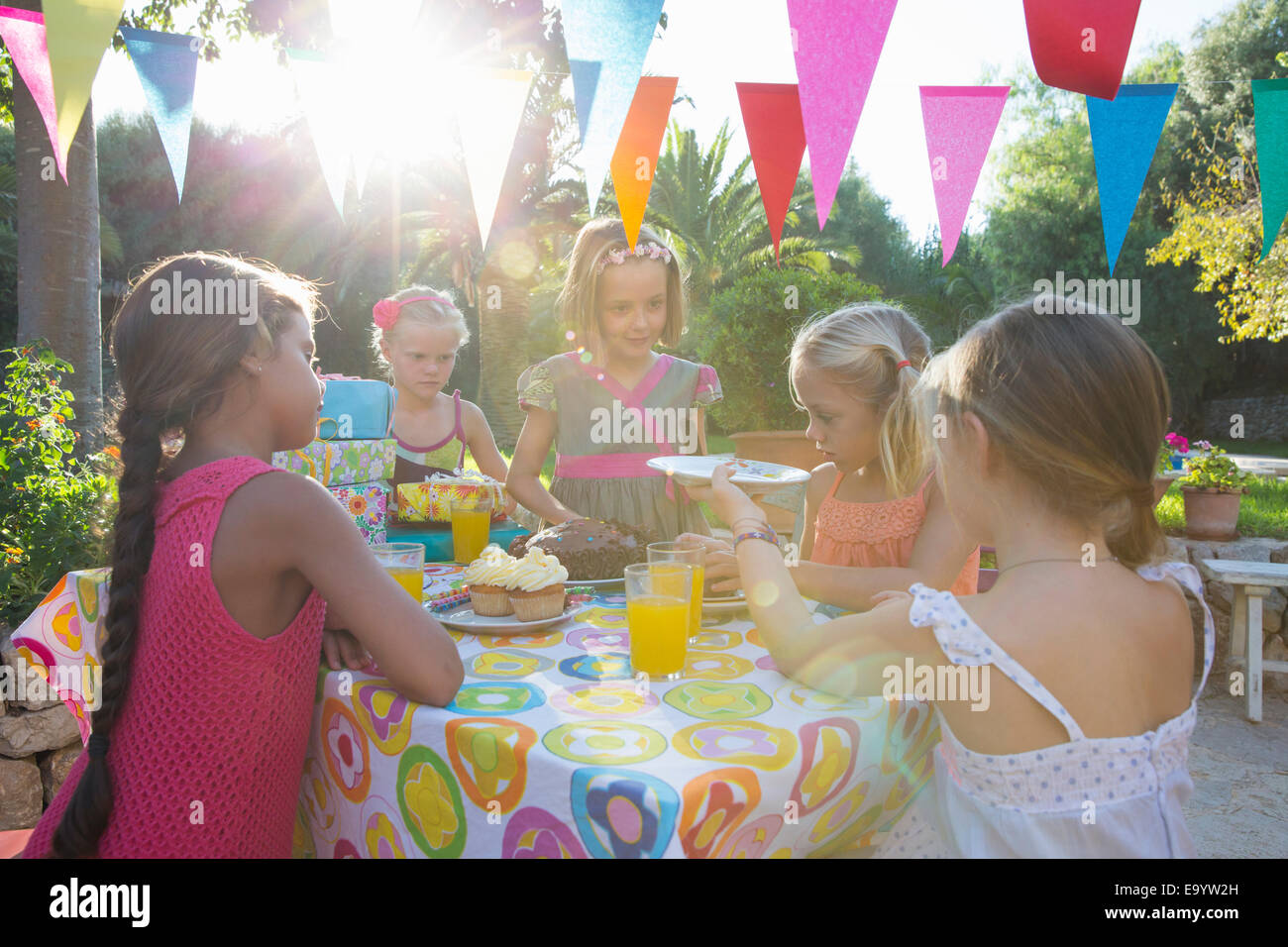 La ragazza che serve gli amici torta di compleanno Foto Stock