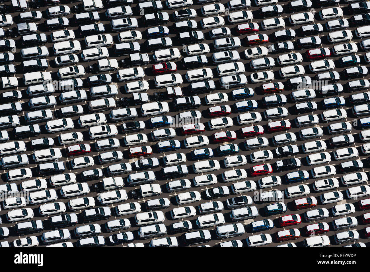 Vista aerea di automobili parcheggiate in attesa di essere venduto, St Kilda, Melbourne, Victoria, Australia Foto Stock