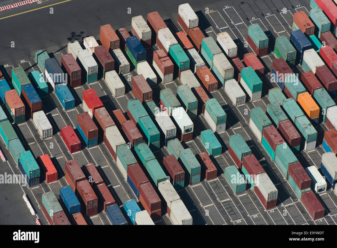 Vista aerea del multi colore contenitori cargo, Port Melbourne, Melbourne, Victoria, Australia Foto Stock
