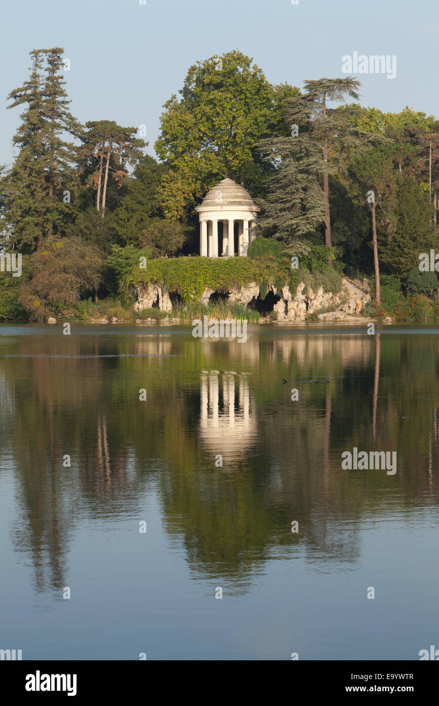 Vista del lago Daumesnil e romantico tempio dell amore sull'isola Reuilly, il Bois de Vincennes. Parigi, Francia. Foto Stock