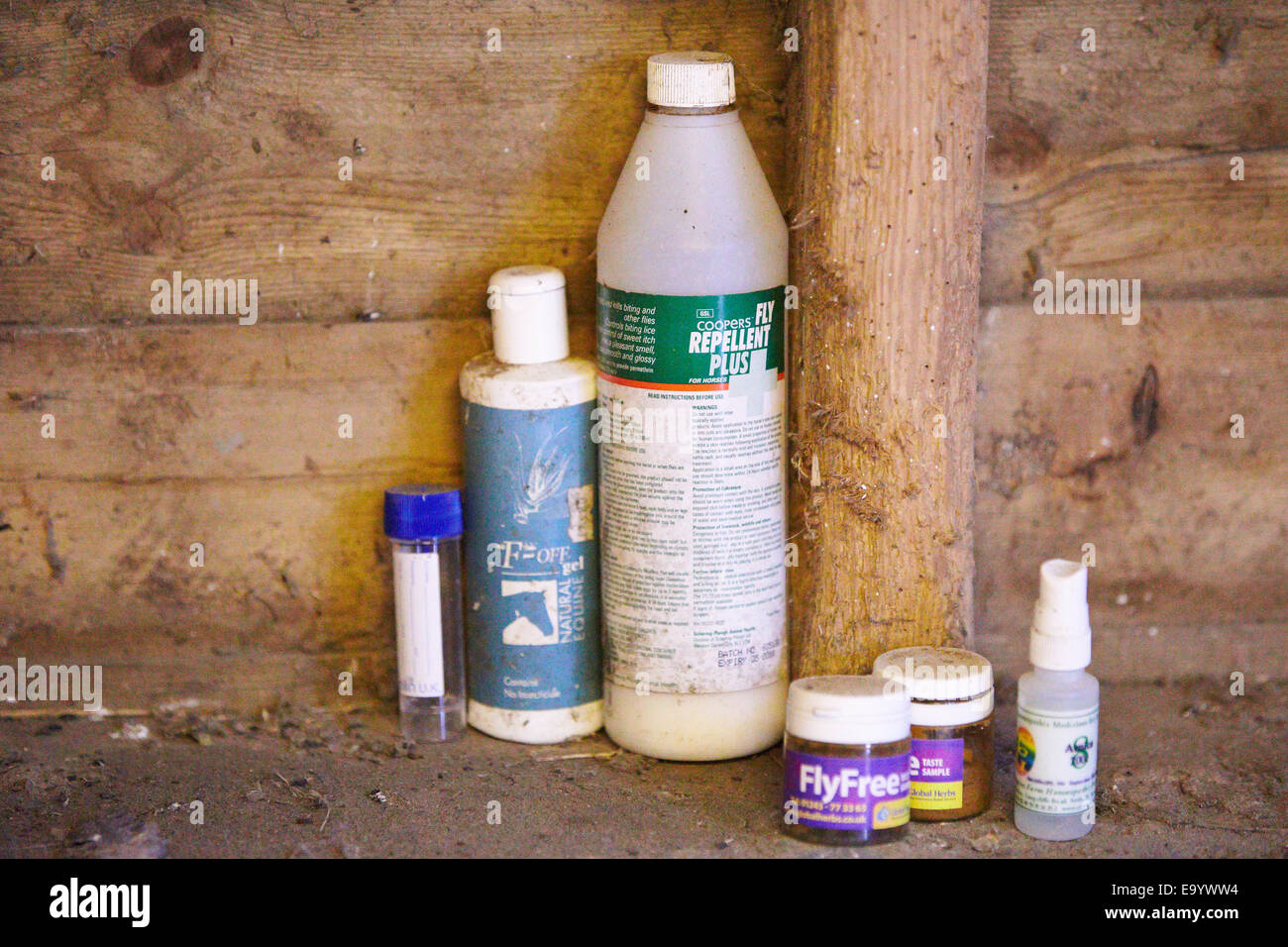 Repellente per insetti bottiglie per cavalli memorizzati in uno stabile Foto Stock