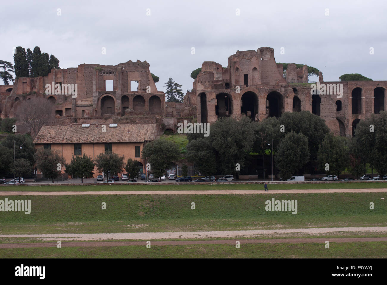 Rovine della domus augustea visto dal Circo Massimo Foto Stock