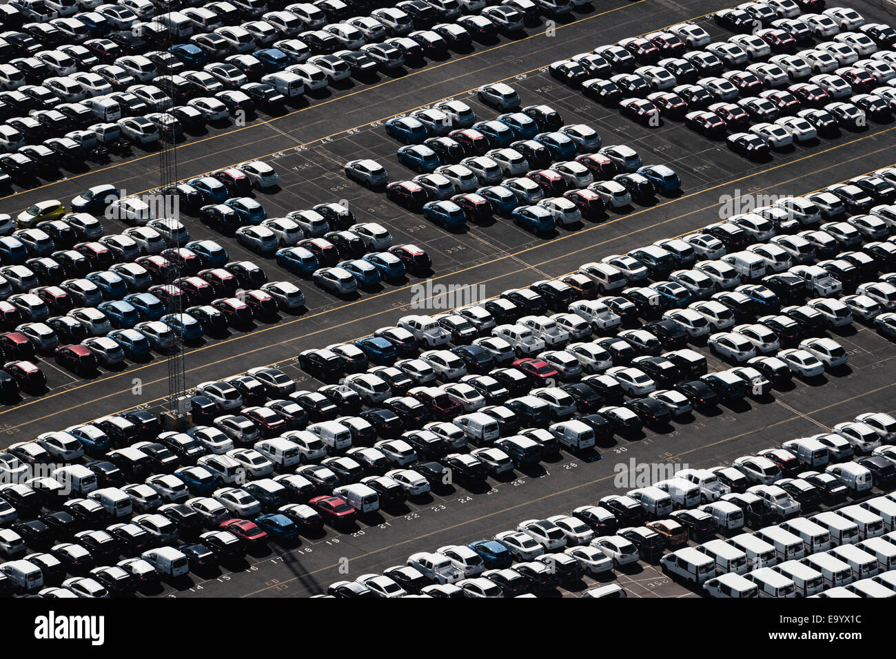Vista aerea di automobili parcheggiate, in attesa di essere venduto, Port Melbourne, Melbourne, Victoria, Australia Foto Stock