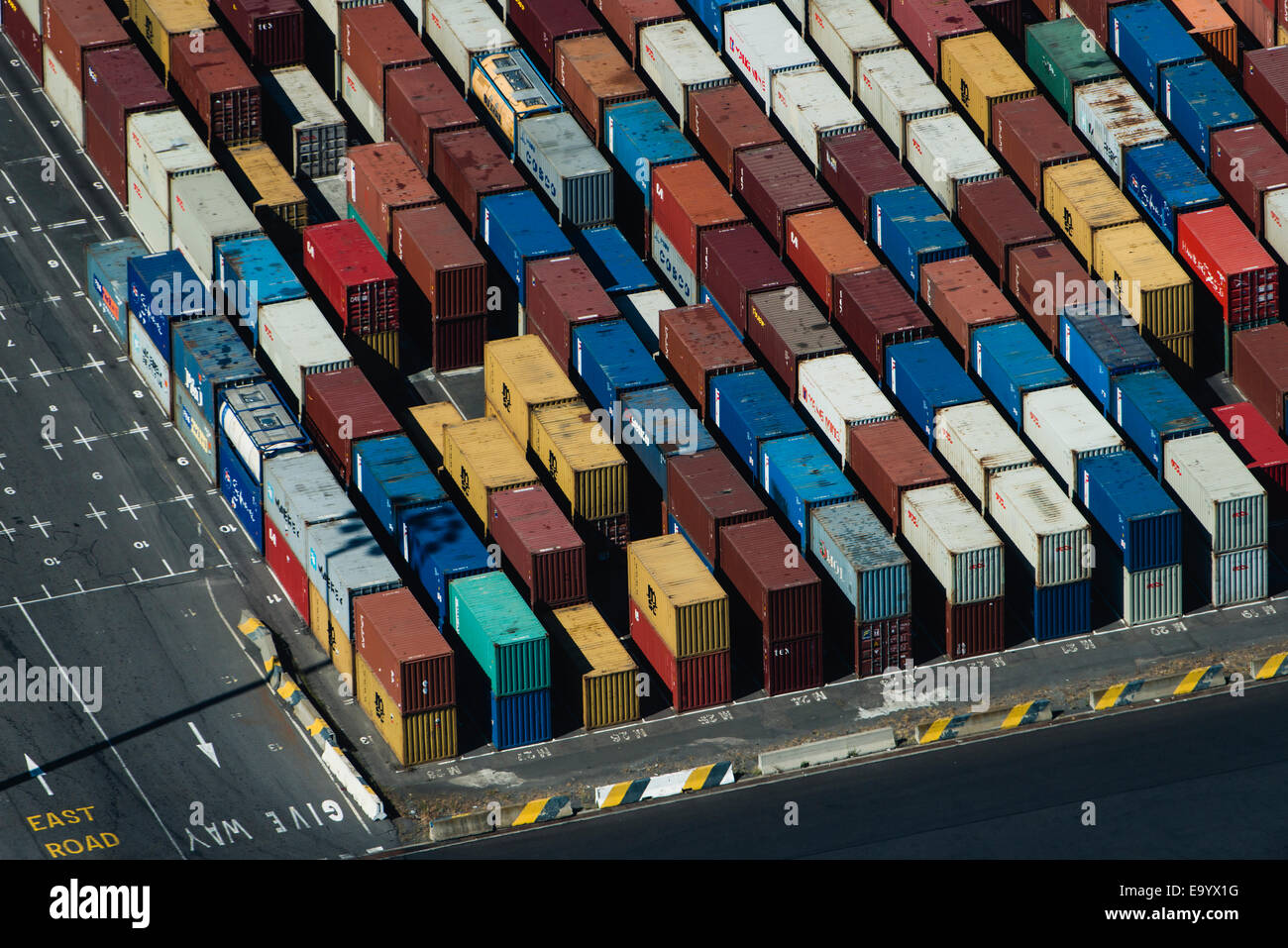 Vista aerea del multi colore carico impilate contenitori, Port Melbourne, Melbourne, Victoria, Australia Foto Stock