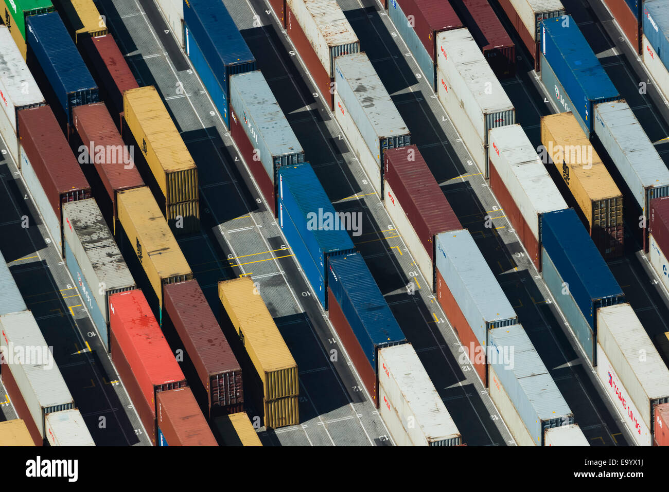 Vista aerea di una pila di contenitori di carico, Port Melbourne, Melbourne, Victoria, Australia Foto Stock Vista aerea di una pila di contenitori di carico, Port Melbourne, Melbourne, Victoria, Australia Foto Stock