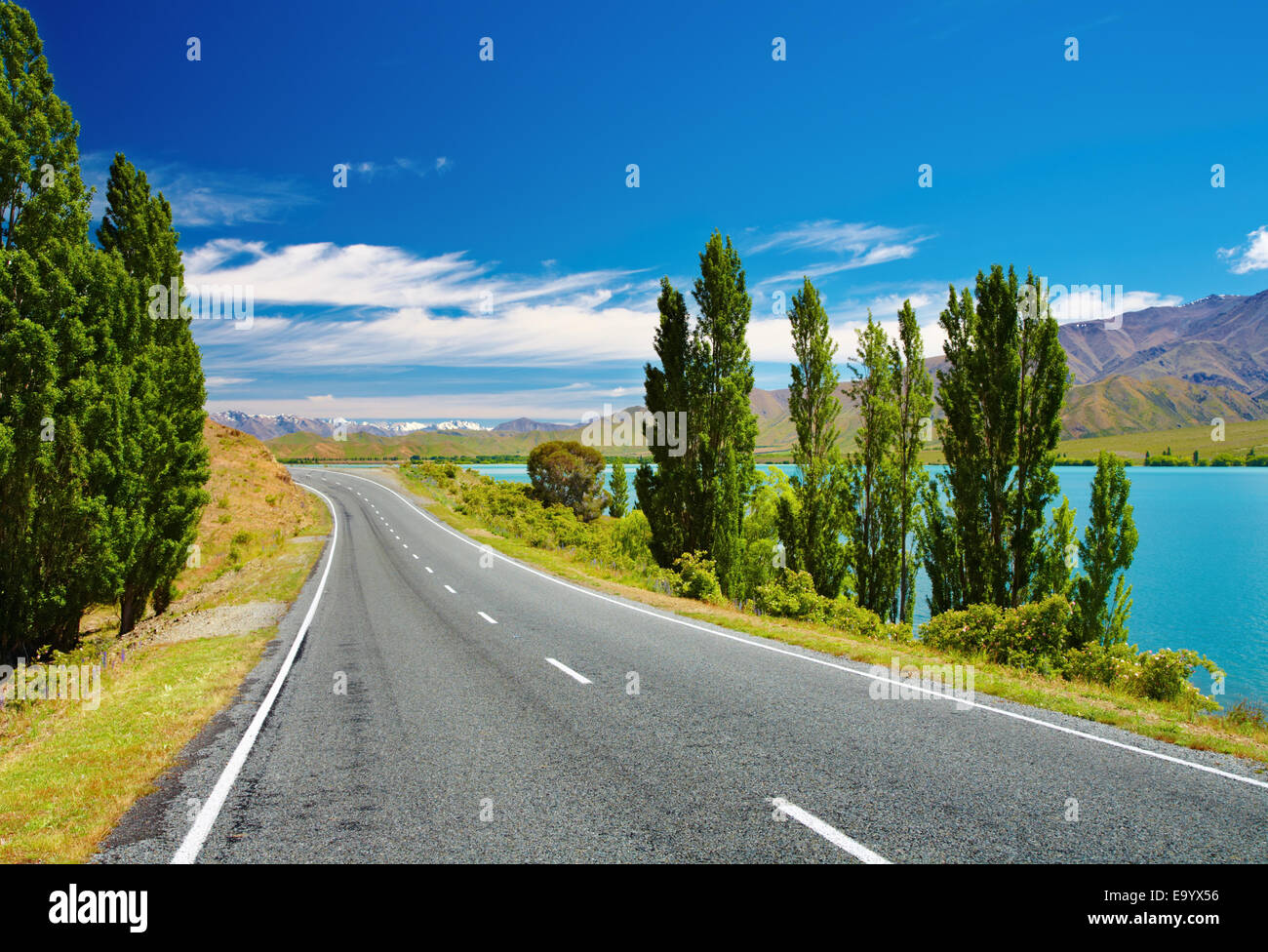 Paesaggio di montagna con il lago e la strada, Nuova Zelanda Foto Stock
