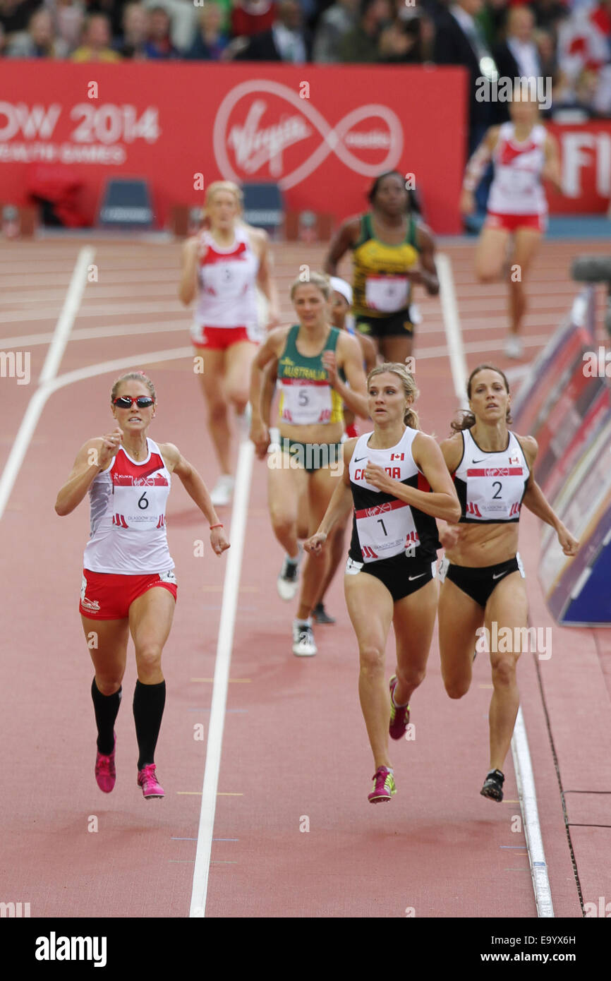 Brianne THEISEN-EATON & Jessica ZELINKA del Canada nel womens eptathlon 800 metri ad Hampden Park, nel 2014 giochi del Commonwealth, Glasgow Foto Stock