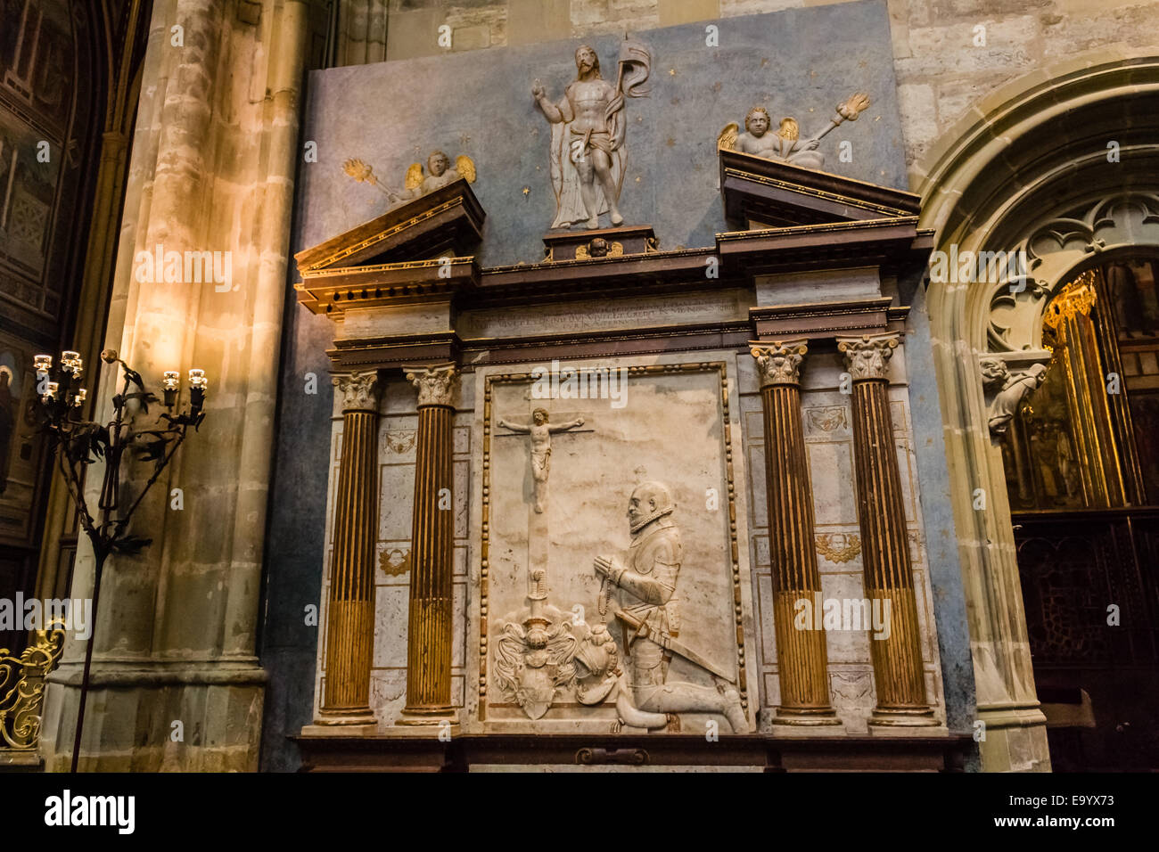 Altare dorato con statue e oggetti di cattolica e i simboli all'interno della Cattedrale di San Vito a Praga Foto Stock