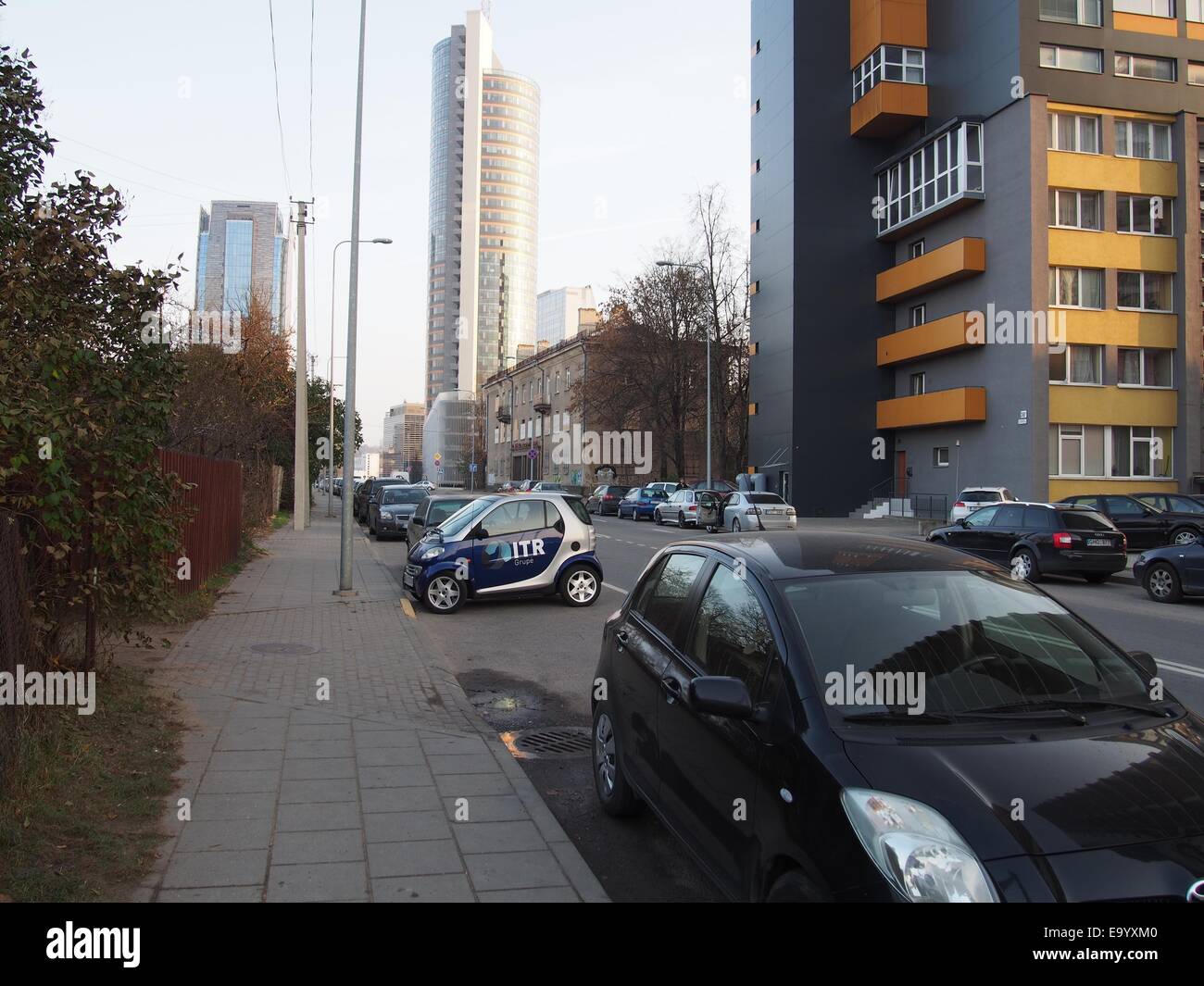 Vilnius, Lituania. 4 Novembre, 2014. Una piccola auto è la soluzione migliore per unione di Vilnius. A partire dal 1 o gennaio 2015, la Lituania adotterà l'euro invece di litas lituano e i lituani di fretta di spendere denaro per acquistare nuove auto. Nuova vettura ha acquistato il 25% in più rispetto allo stesso tempo di 2013, e a trovare un posto di parcheggio sta diventando un incubo. Credito: RUSLAN MINIAILOV/Alamy Live News Foto Stock