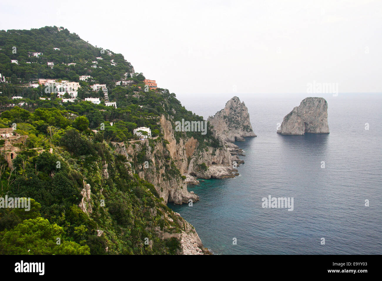 Vista dell'isola di Capri, al largo della costa meridionale del Italia in un  giorno nuvoloso. Isola di Capri, il Mar Tirreno, Penisola Sorrentina,  Italia Foto stock - Alamy